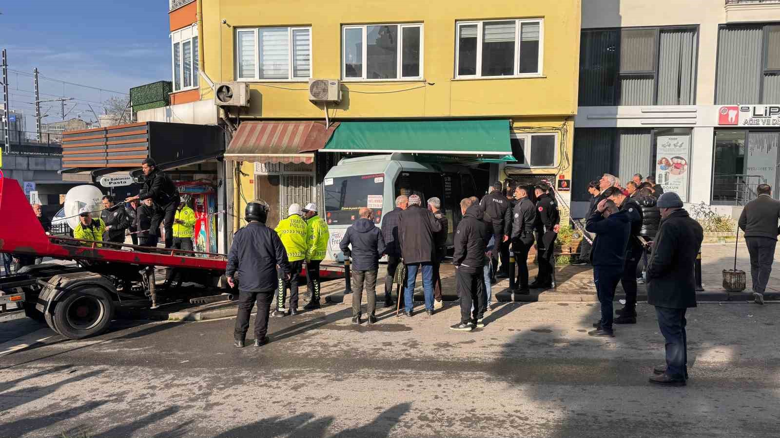 Kartal’da yolcu minibüsü kuaföre girdi: 3 yaralı