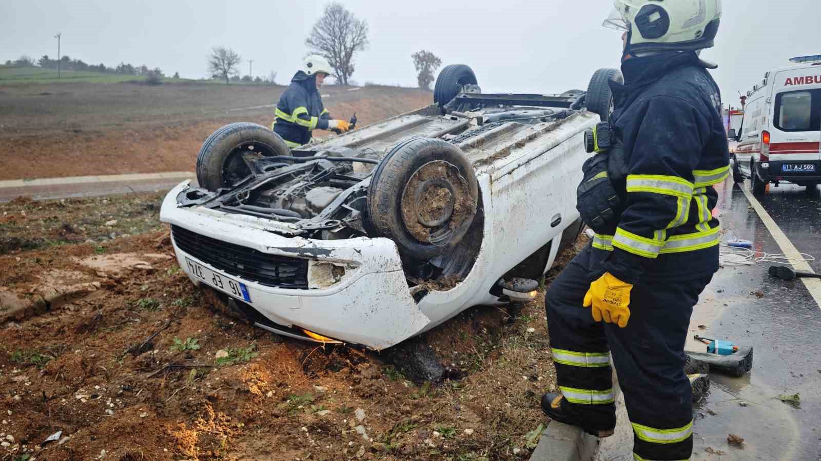 Bilecik’te kontrolden çıkan araç takla atarak durabilirken, sürücüsü yaralandı
