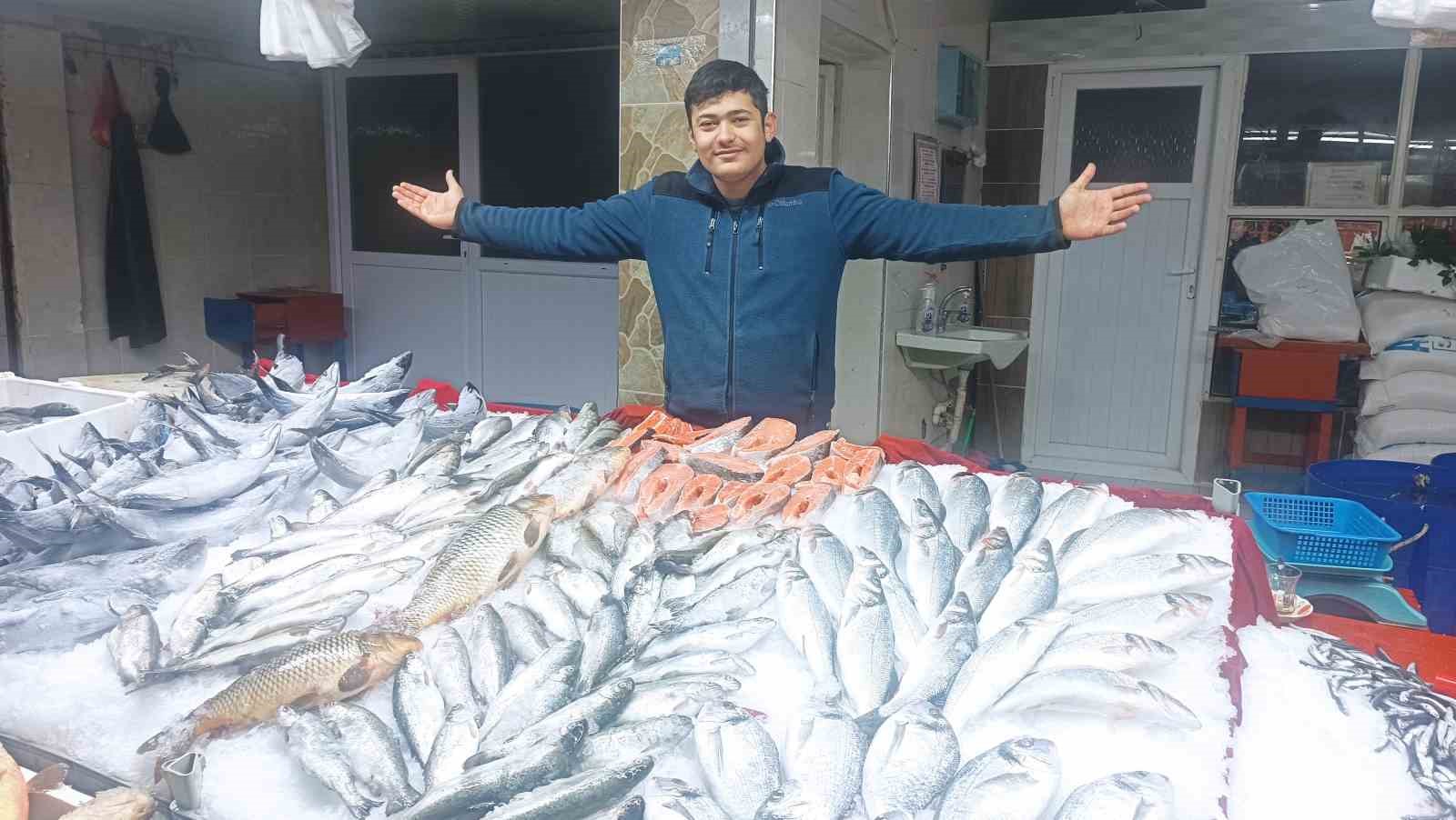 Tavşanlı’da Balık Pazarı’nda denizden sofralara yolculuk