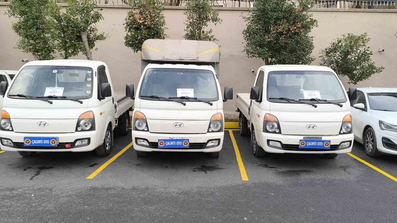 İstanbul&rsquo;da 9 kamyonet &ccedil;alan hırsızlar kamerada
