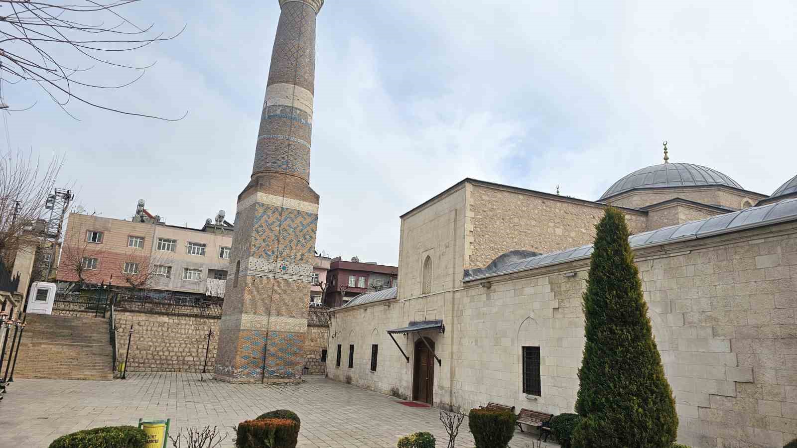 Siirt&rsquo;te 9 asırlık cami yıllara meydan okuyor
