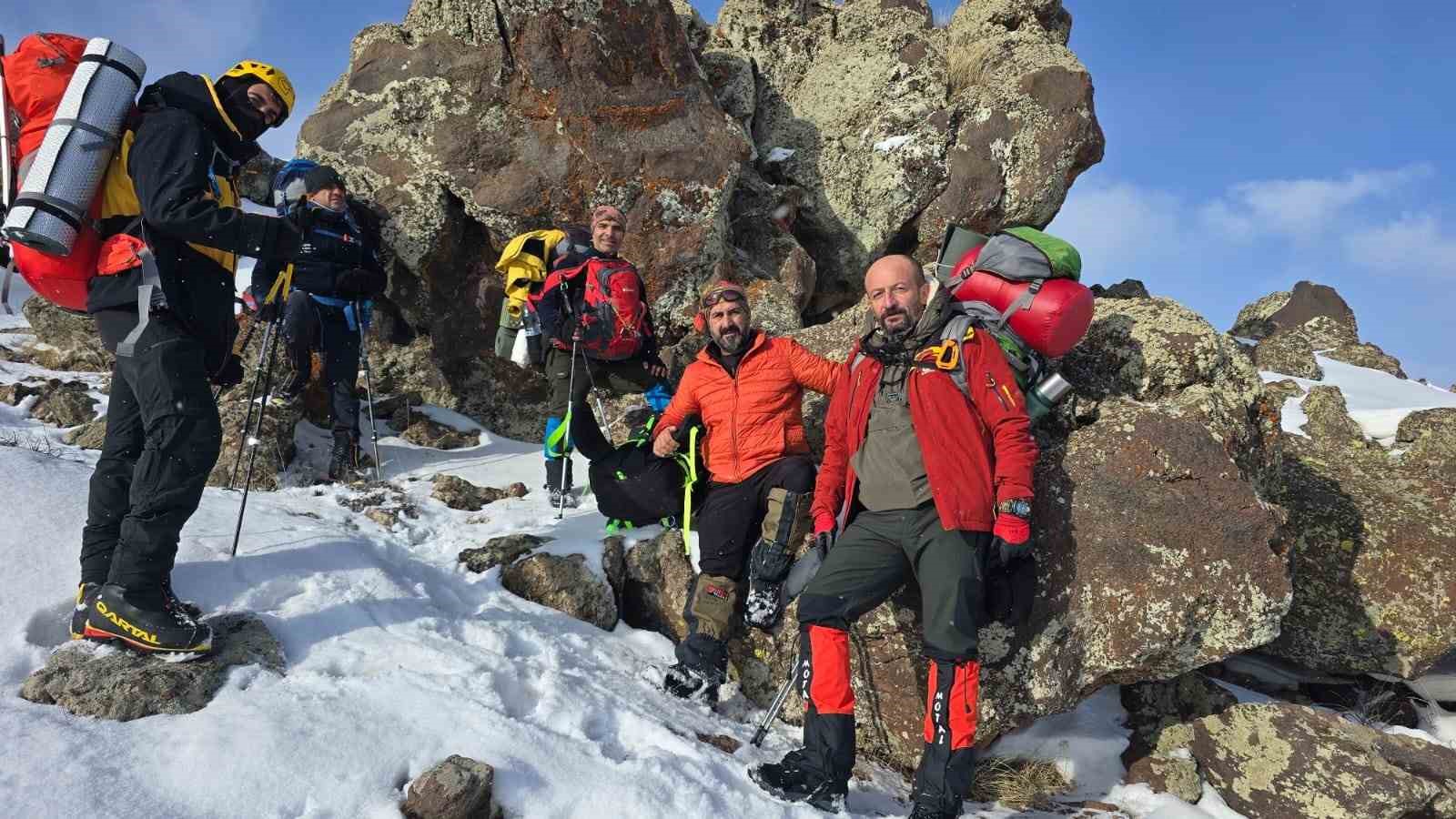 6 dağcı 4 bin 58 rakımlı S&uuml;phan Dağı&rsquo;na tırmandı

