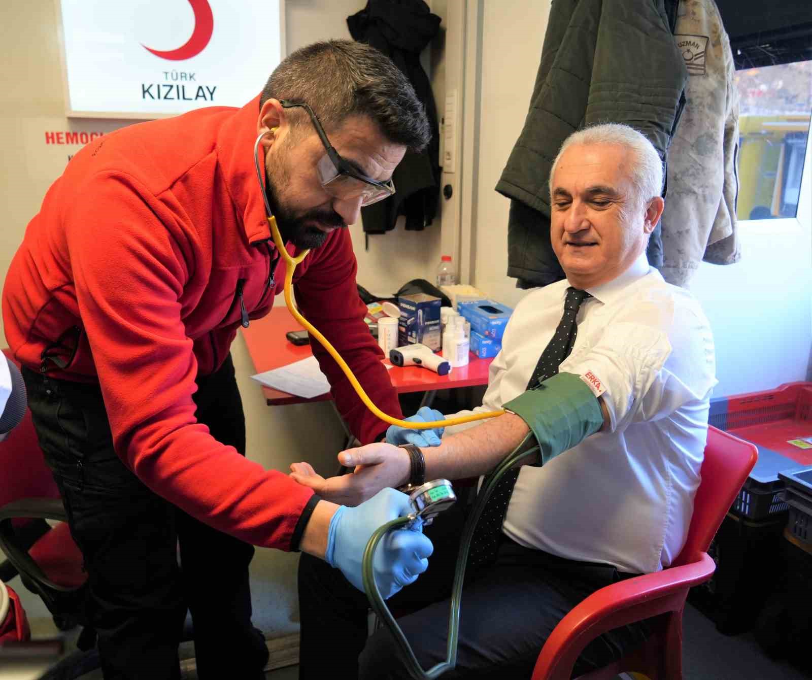 Muş Valisi Çakır’dan kan bağışı kampanyasına destek