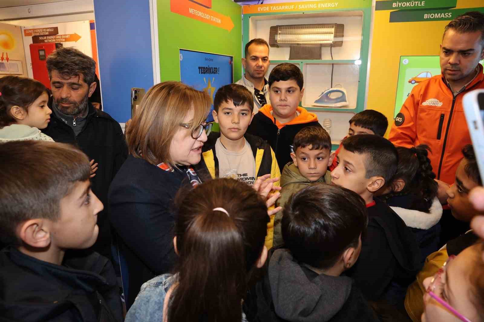 Başkan Şahin, Nizipli &ccedil;ocuklarla bilim tırında buluştu
