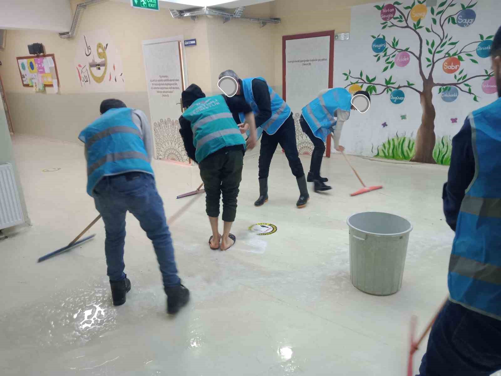 Hakkari Denetimli Serbestlik Müdürlüğünden okul temizliği