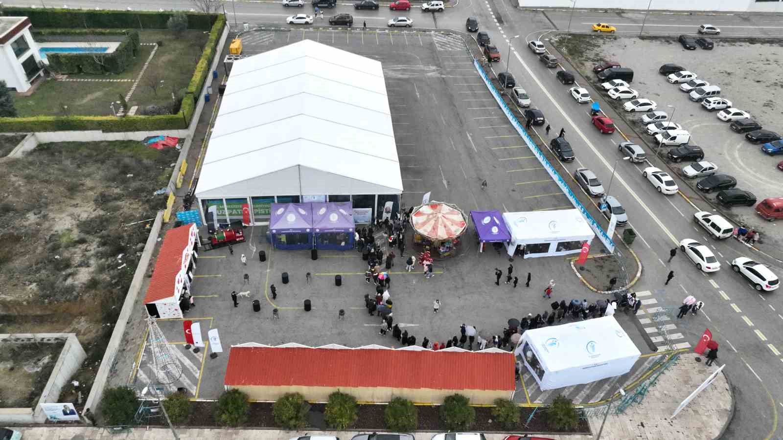 Merkezefendi’de çocuklar için ücretsiz buz pateni keyfi