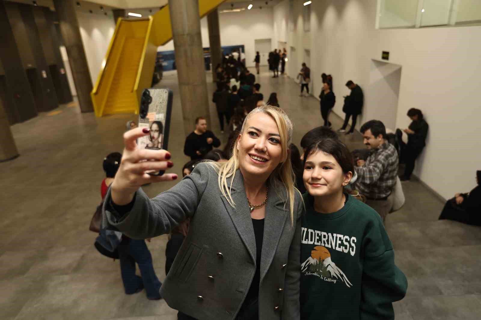 Yazar Işıl Işık, okurları tarafından b&uuml;y&uuml;k ilgiyle karşılandı
