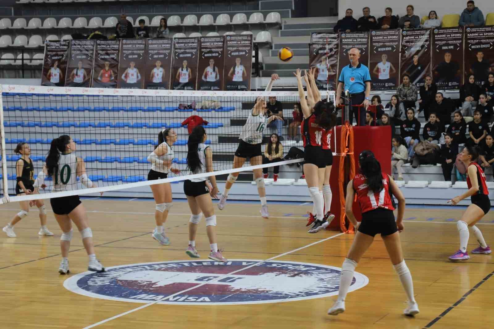 Turgutlu Belediyesi kadın voleybol takımı sezonu tamamladı

