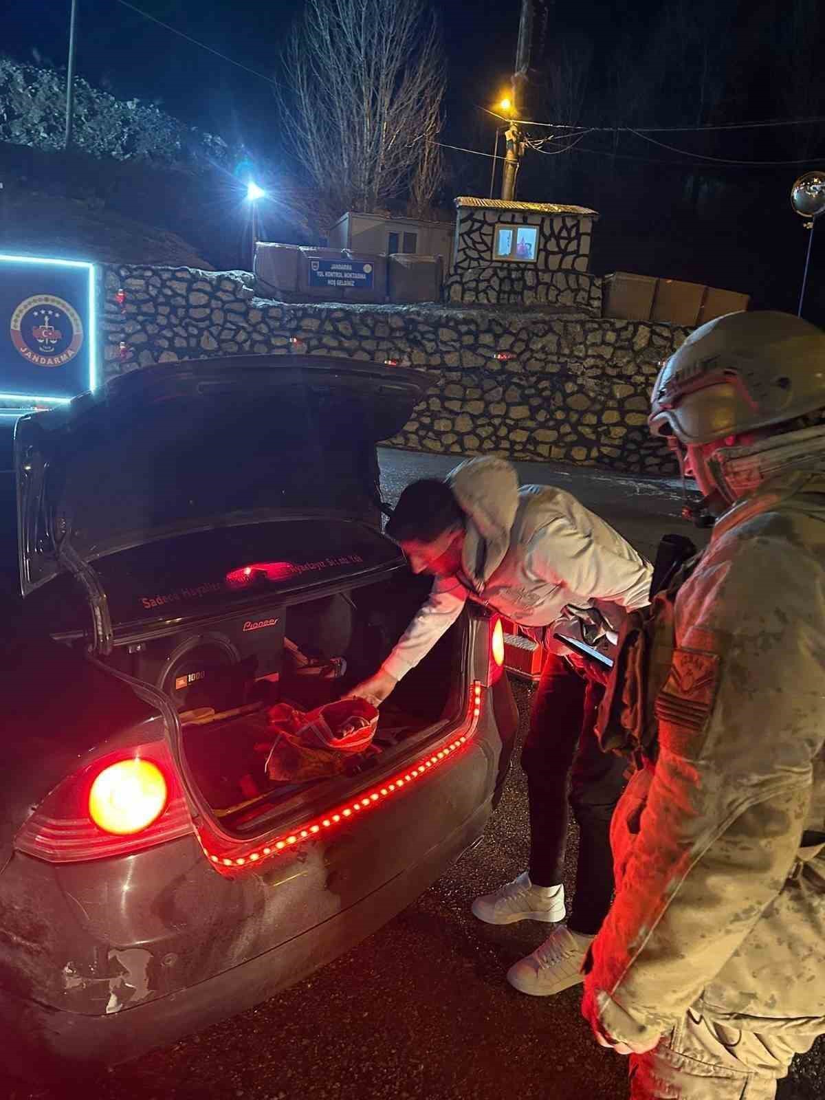 Van&rsquo;da farklı su&ccedil;lardan 16 kişi tutuklandı
