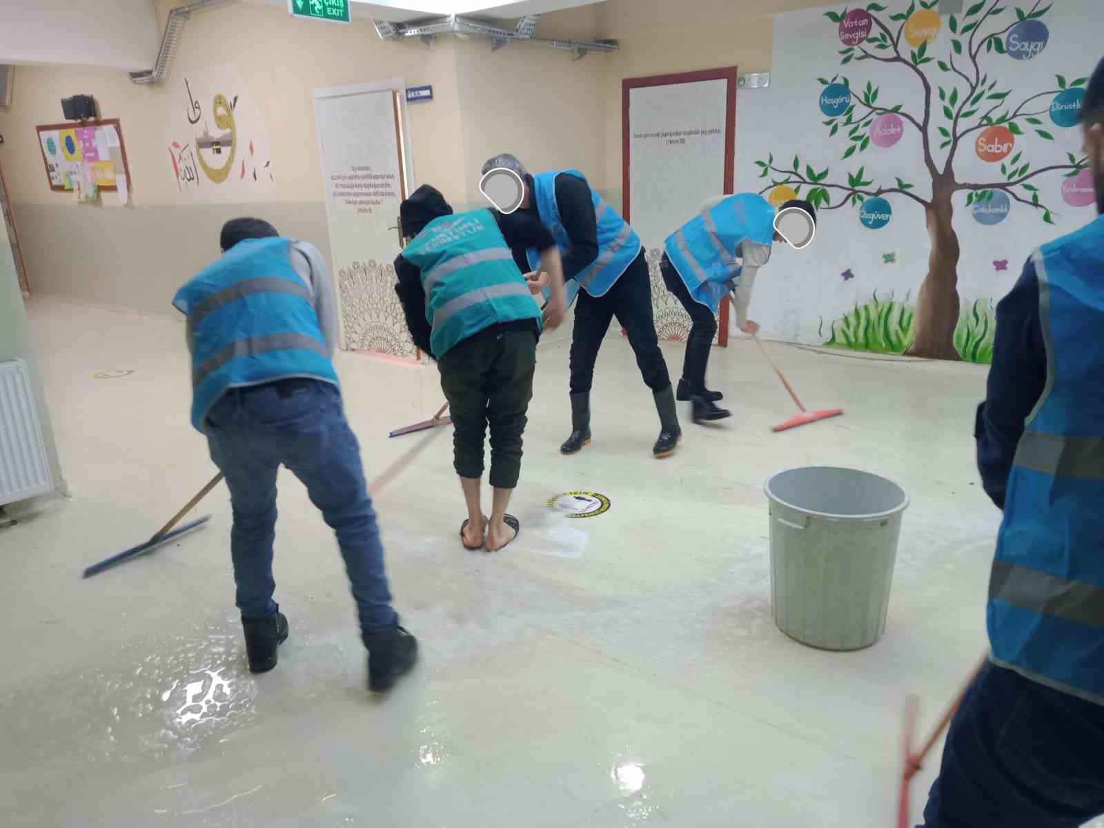 Hakkari Denetimli Serbestlik M&uuml;d&uuml;rl&uuml;ğ&uuml;nden okul temizliği
