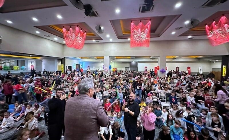 Bandırma Belediyesi&rsquo;nden &ccedil;ocuklara coşku dolu yarıyıl hediyesi
