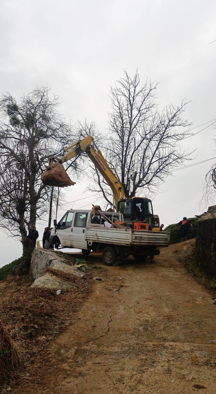 Artvin&rsquo;de kaygan yolda ekskavat&ouml;r kamyonete &ccedil;arptı: 1 yaralı
