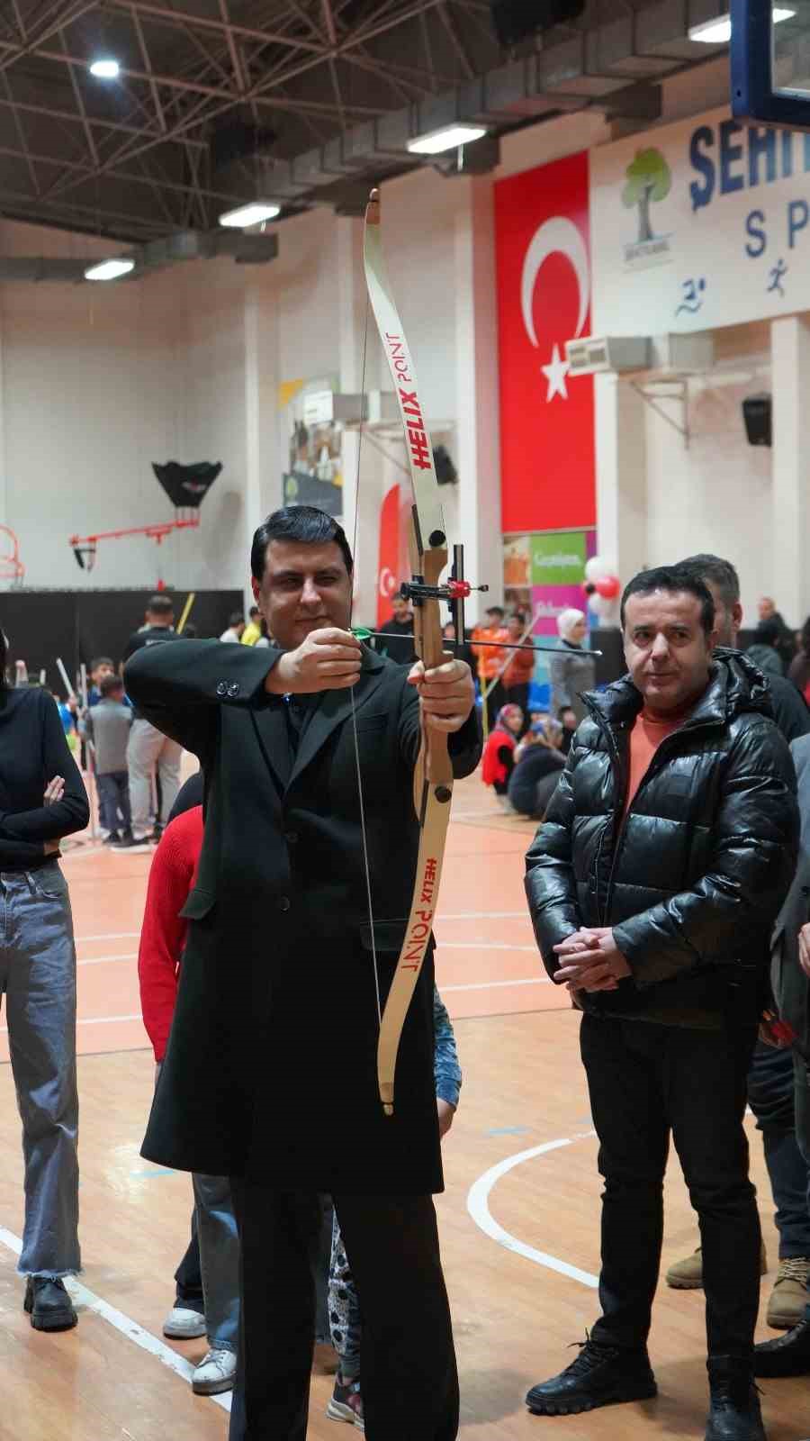 Yılmaz&rsquo;dan &ccedil;ocuklara karne hediyesi
