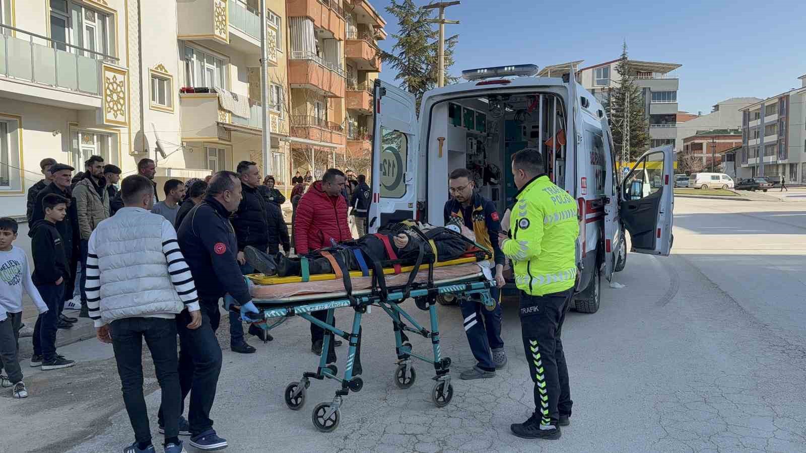 Kaldırıma &ccedil;ıkmakta ge&ccedil; kalan yayaya kamyonet &ccedil;arptı
