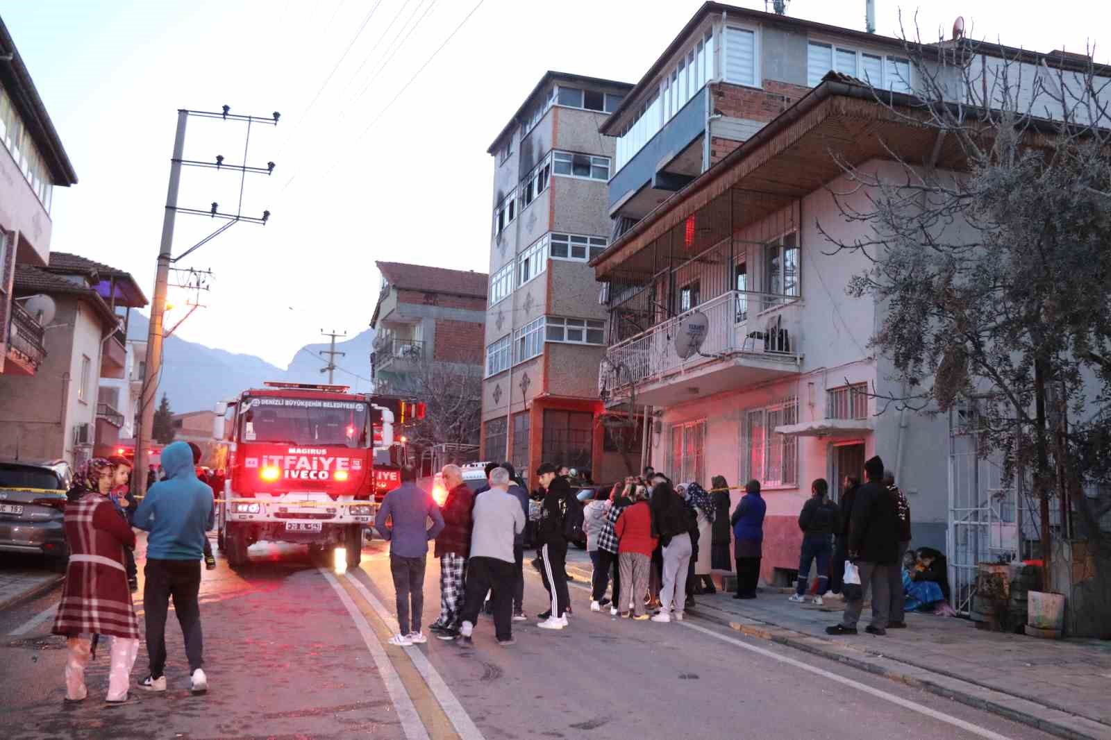 Denizli’de sobadan çıkan yangında çocuğunu 4. kattan bırakarak kurtaran anne hayatını kaybetti