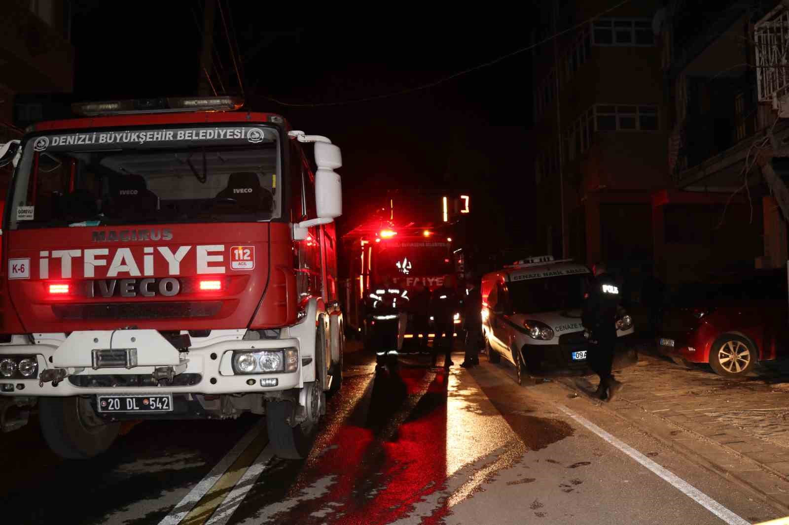 Denizli&rsquo;de sobadan &ccedil;ıkan yangında &ccedil;ocuğunu 4. kattan bırakarak kurtaran anne hayatını kaybetti
