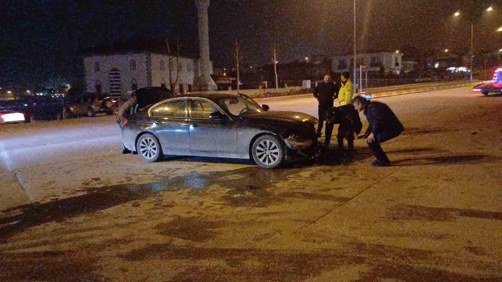İki araca &ccedil;arptı, kazadan yara almadan kurtuldu: O anlar kamerada
