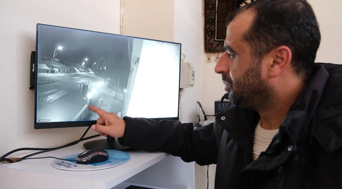 Müezzin mahalleye inen kurtlardan son anda kurtuldu