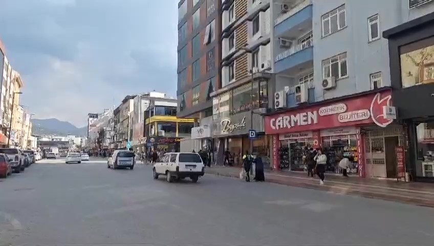 Yolun karşısına ge&ccedil;mek isteyen yaşlı kadına polis yardım etti
