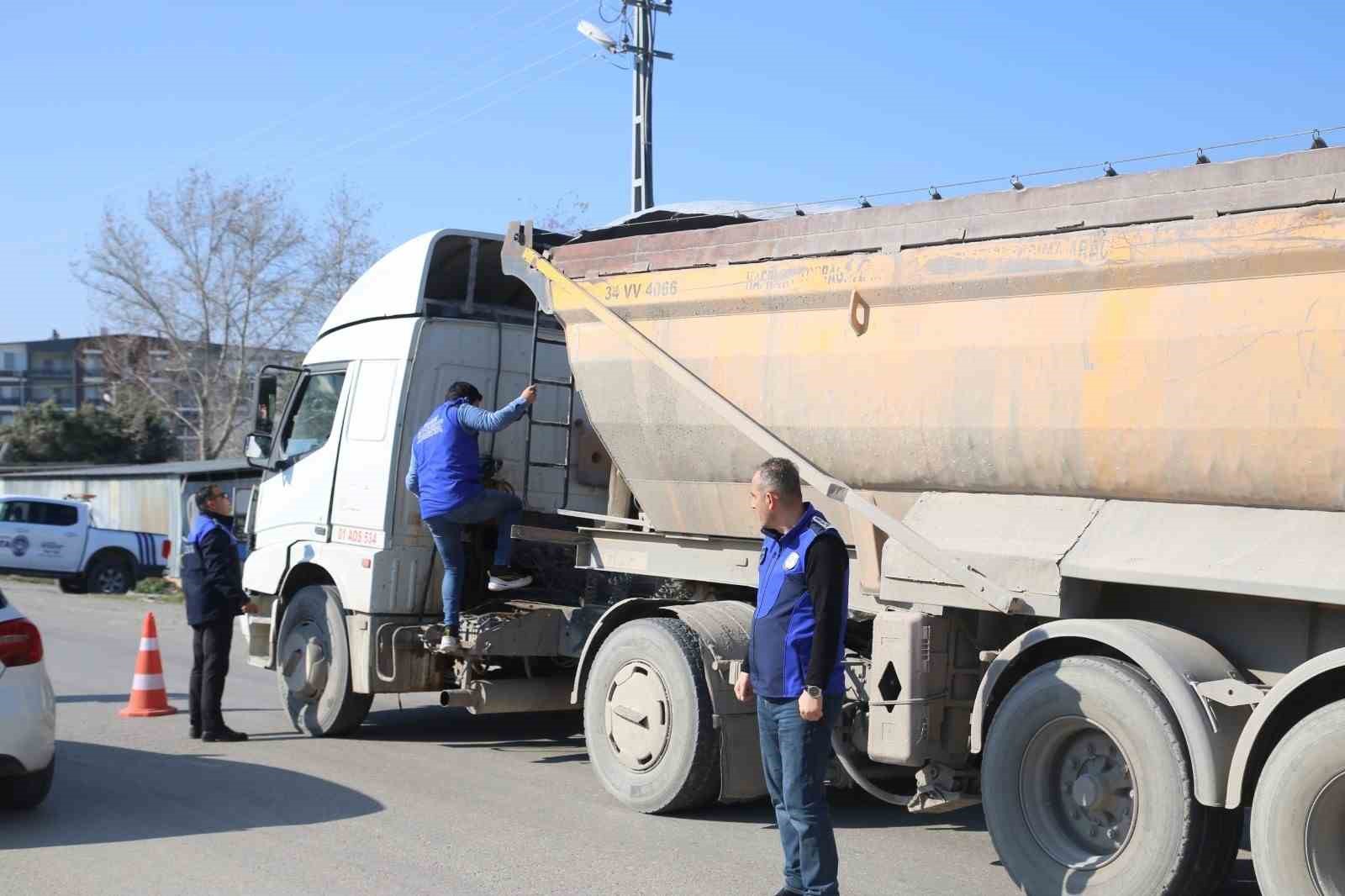Zabıta ekipleri iş makinelerine ve ulaşım araçlarına yönelik denetimlerini sürdürüyor