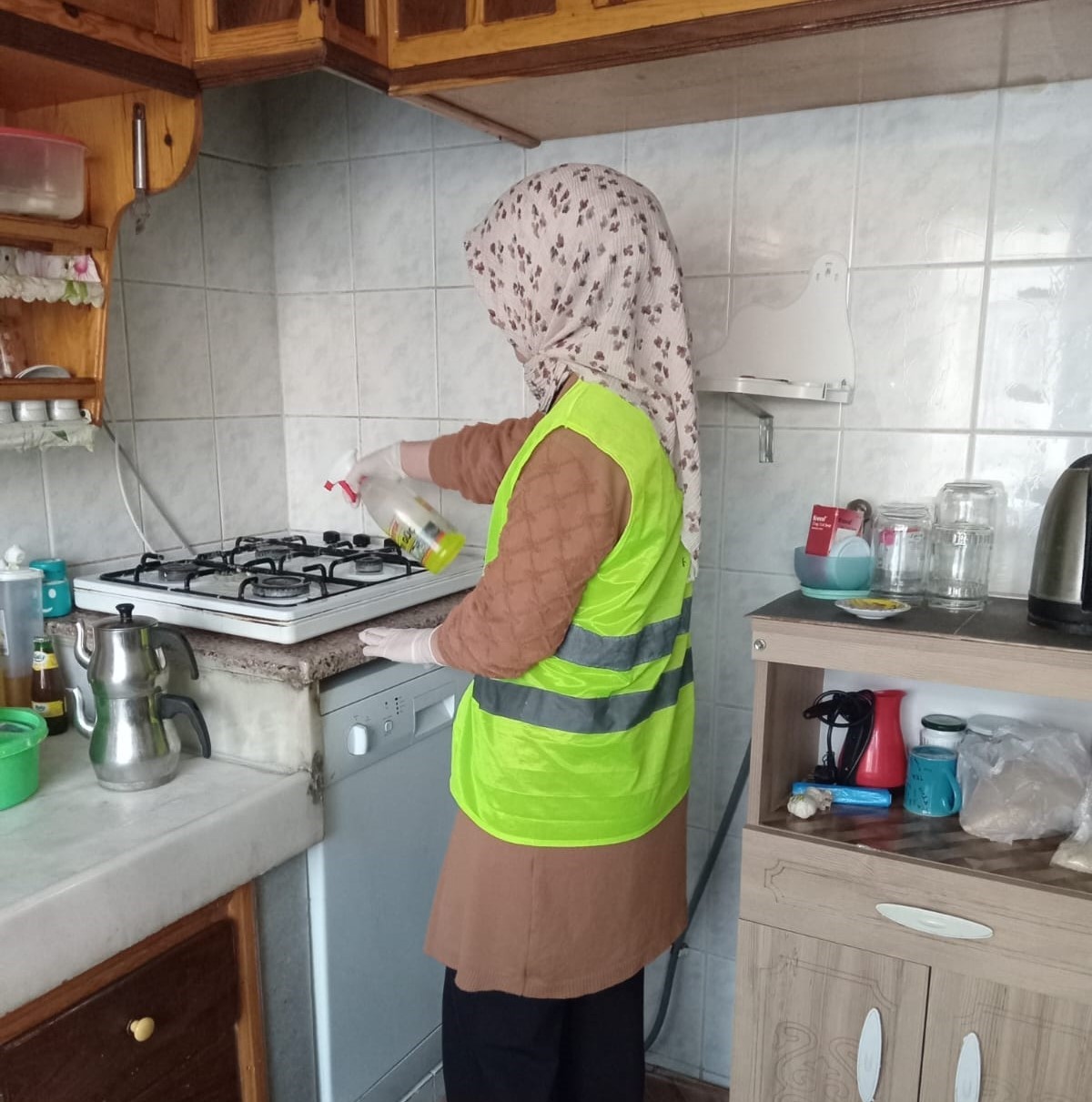 Demirci&rsquo;de yaşlı ve ihtiya&ccedil; sahibi vatandaşların evleri temizleniyor
