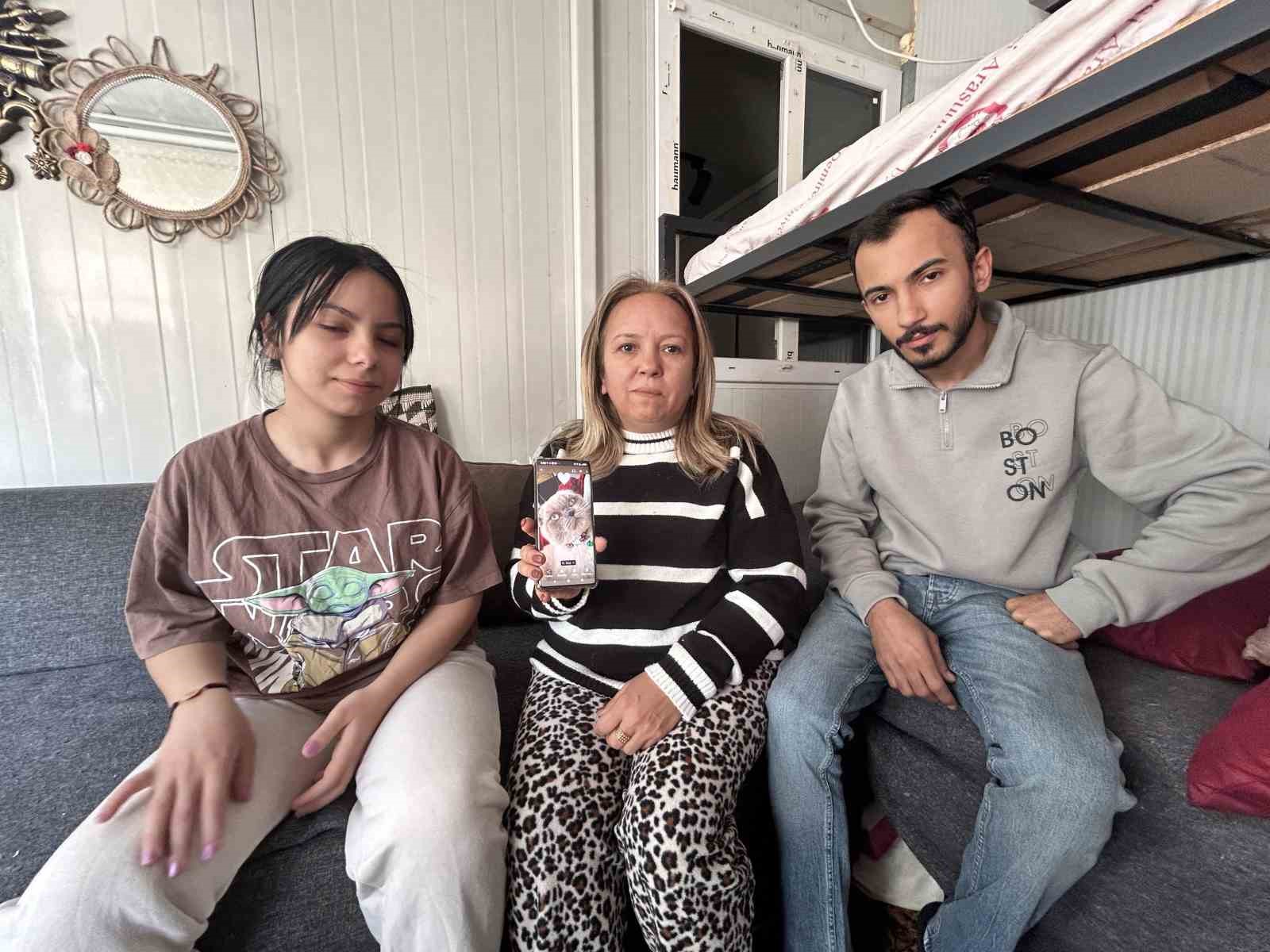 Enkazdan kurtarılarak yaşama tutunan kadın, depremden bu yana ’Duman’ isimli kedisinden gelecek haberi bekliyor