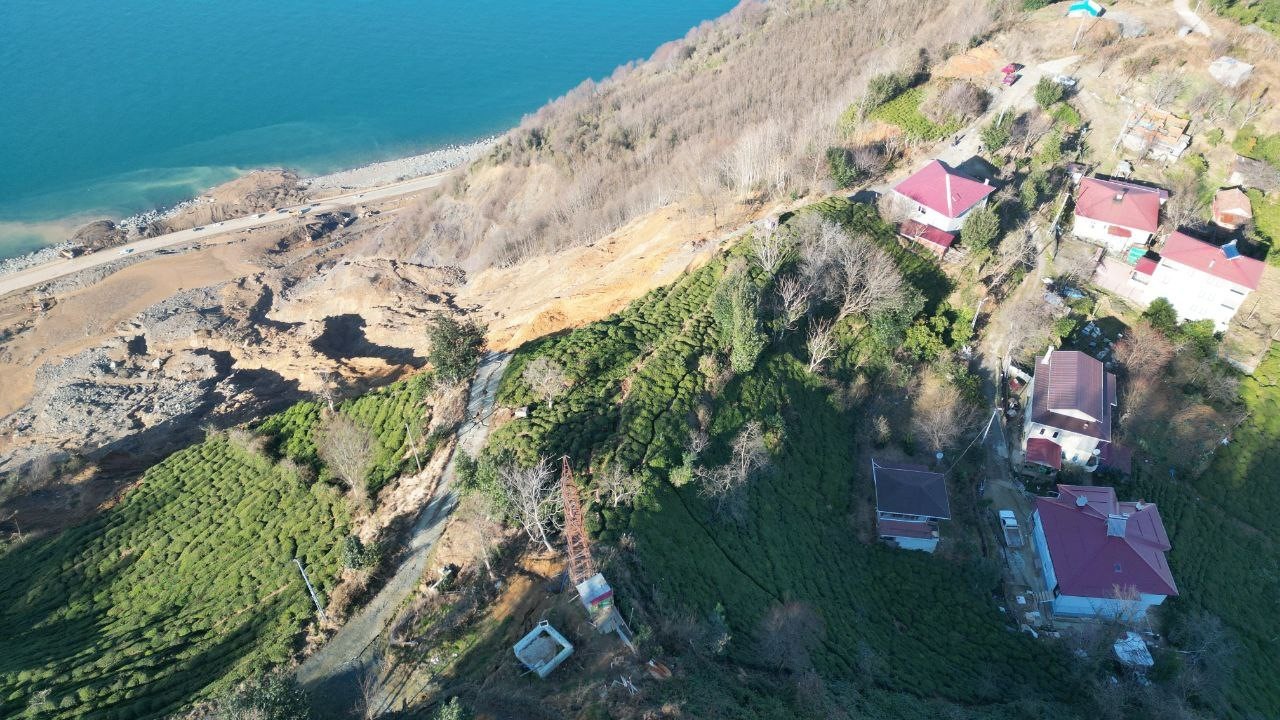 Arhavi’de heyelan tehlikesi sürüyor, Güngören köyü sakinleri tedirgin