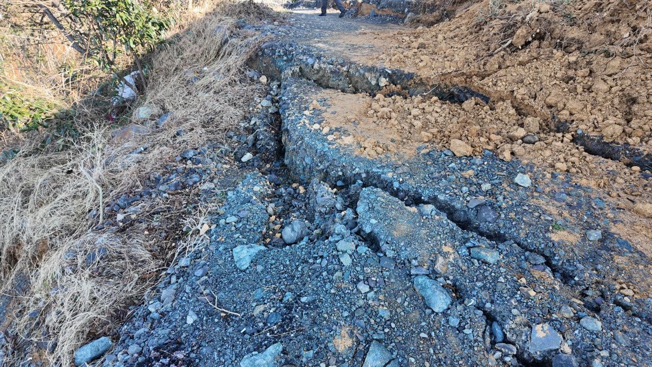 Arhavi&rsquo;de heyelan tehlikesi s&uuml;r&uuml;yor, G&uuml;ng&ouml;ren k&ouml;y&uuml; sakinleri tedirgin
