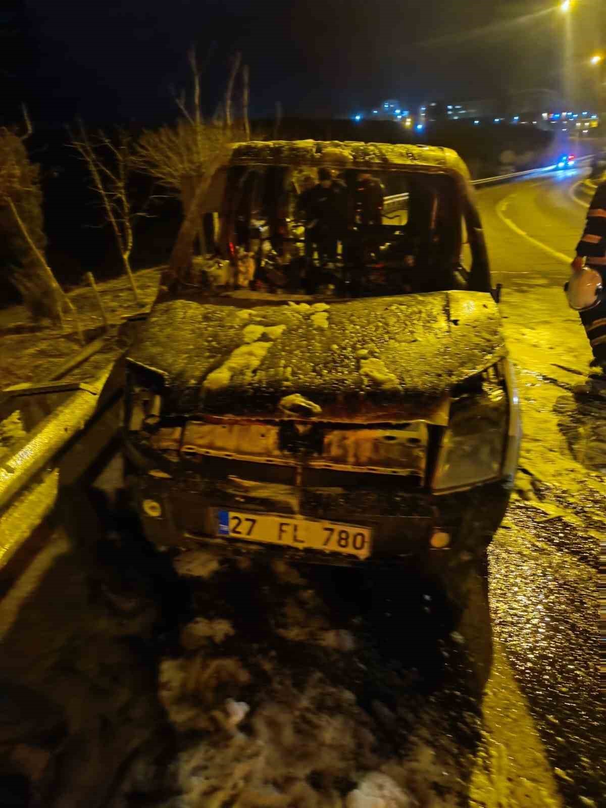 Mardin’de seyir halindeki ticari araç alevlere teslim oldu