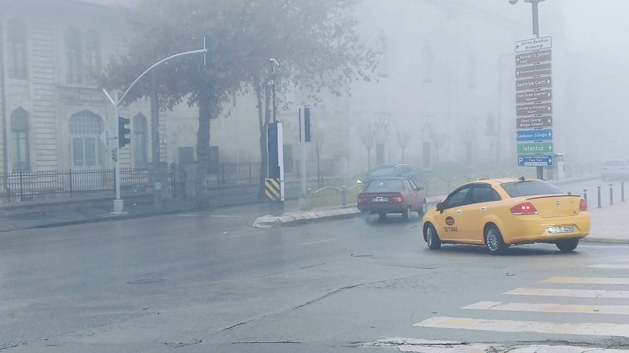 Edirne&rsquo;de sis ulaşımı aksattı
