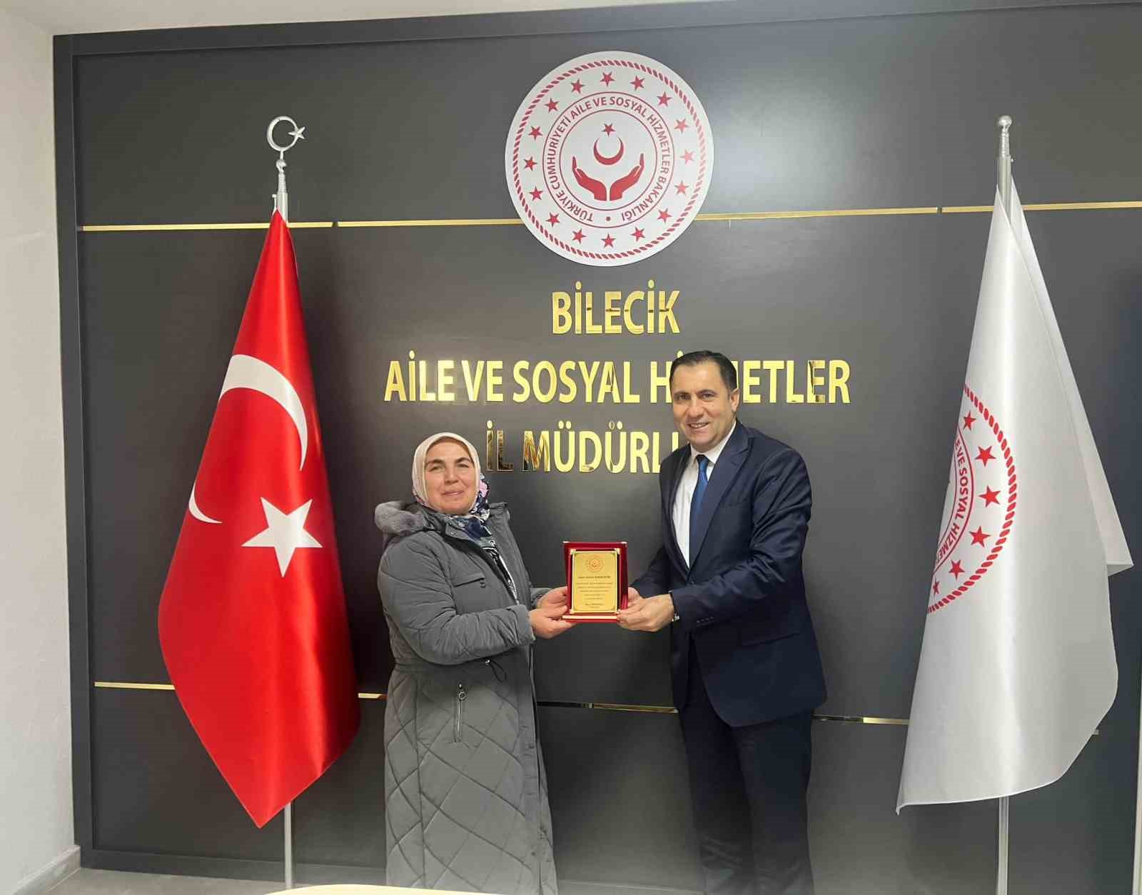 Emekliliğe ayrılan personellere plaketleri verildi
