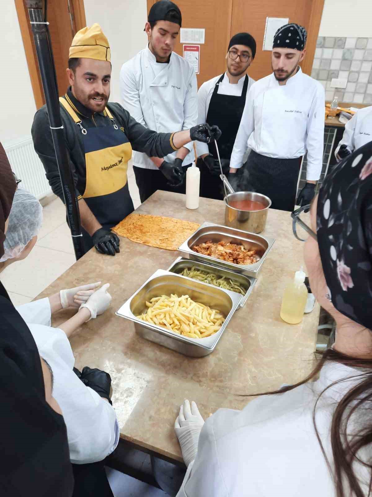 Üniversite öğrencileri ’Hızlı Yemek Restoran Uygulamaları’ sayesinde yaparak öğreniyorlar