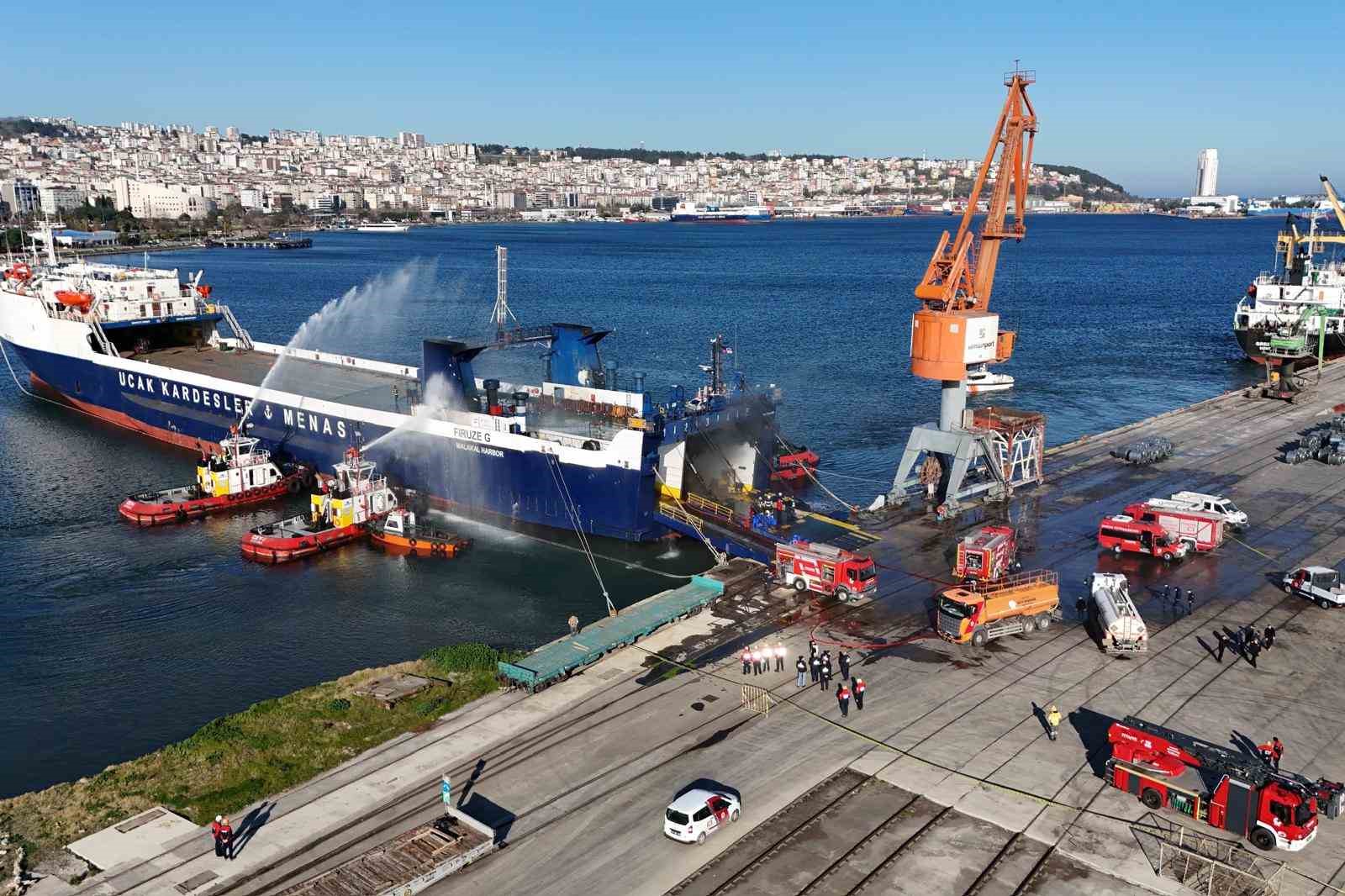 Gemi yangını s&ouml;nd&uuml;r&uuml;ld&uuml; 