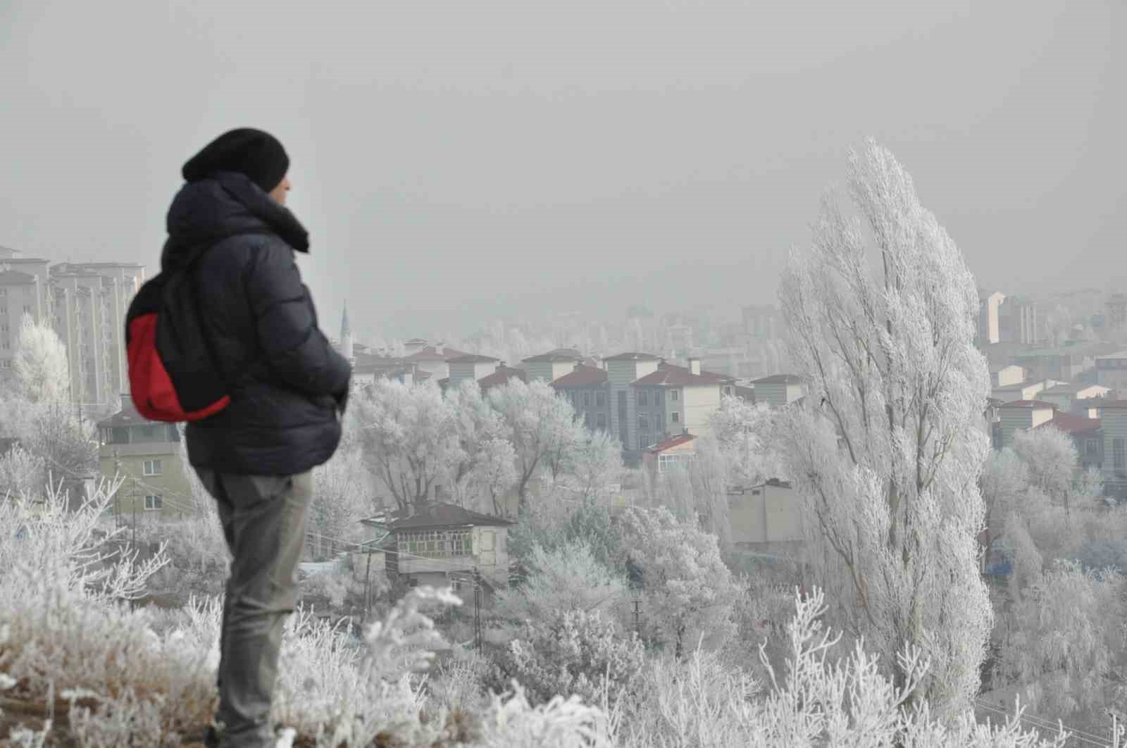 Kars&rsquo;ta kırağı manzarası mest etti

