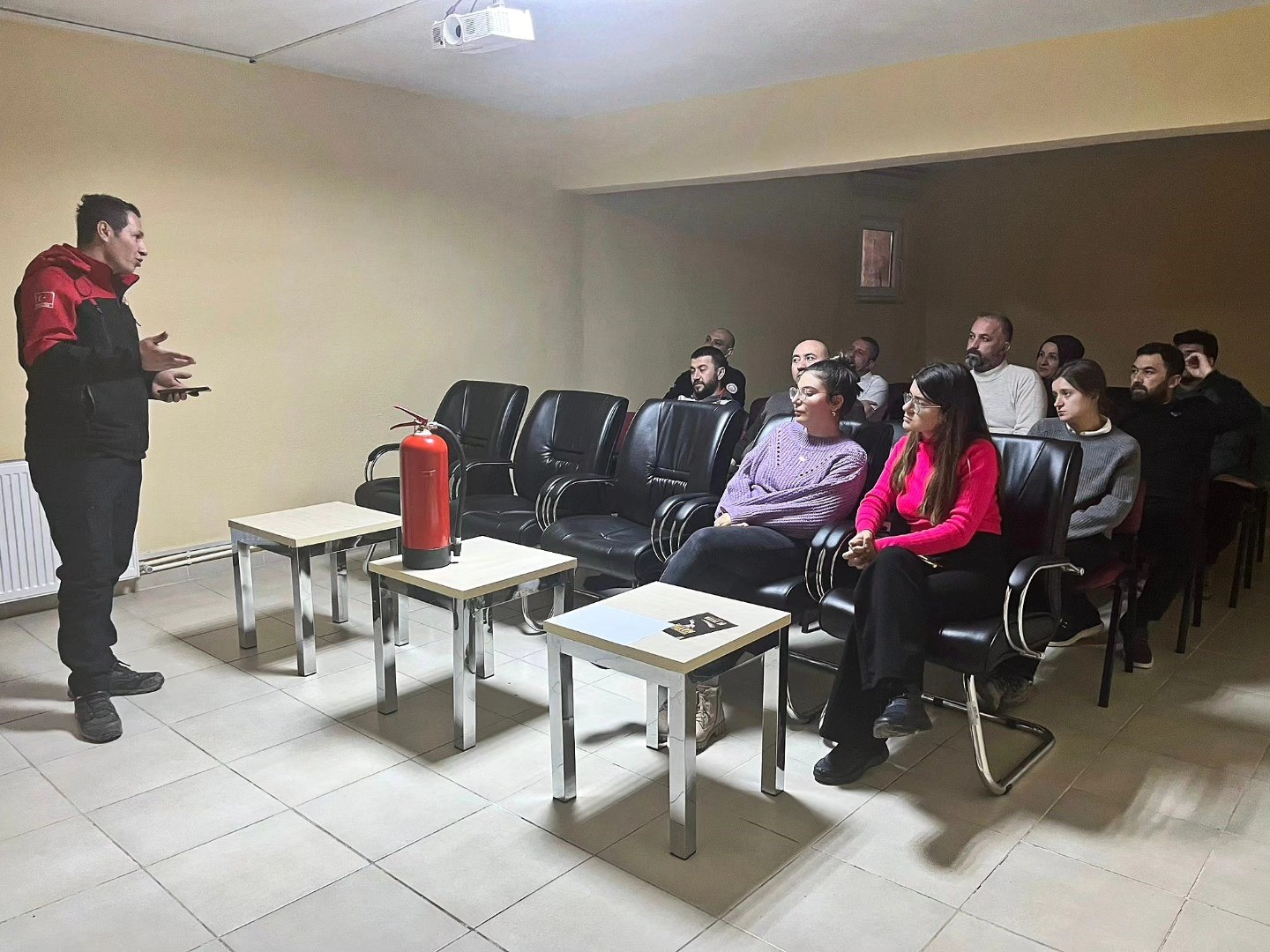 İtfaiye ekiplerinden kamu personellerine &lsquo;yangın g&uuml;venliği&rsquo; eğitimi
