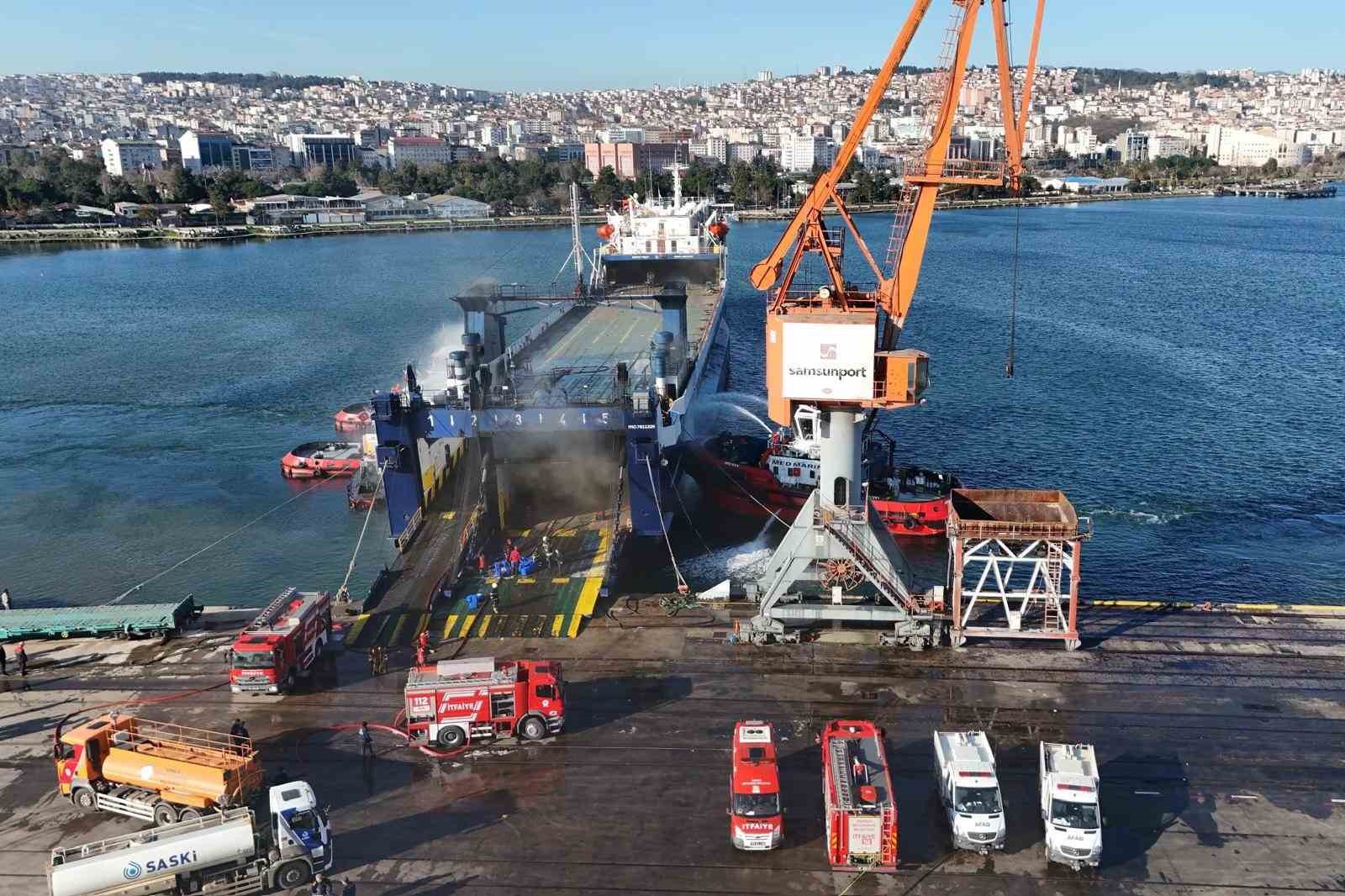 İtfaiye Daire Başkanı &Ouml;zcan: "2 bu&ccedil;uk saat s&uuml;ren hummalı &ccedil;alışma ile yangın kontrol altına alındı"
