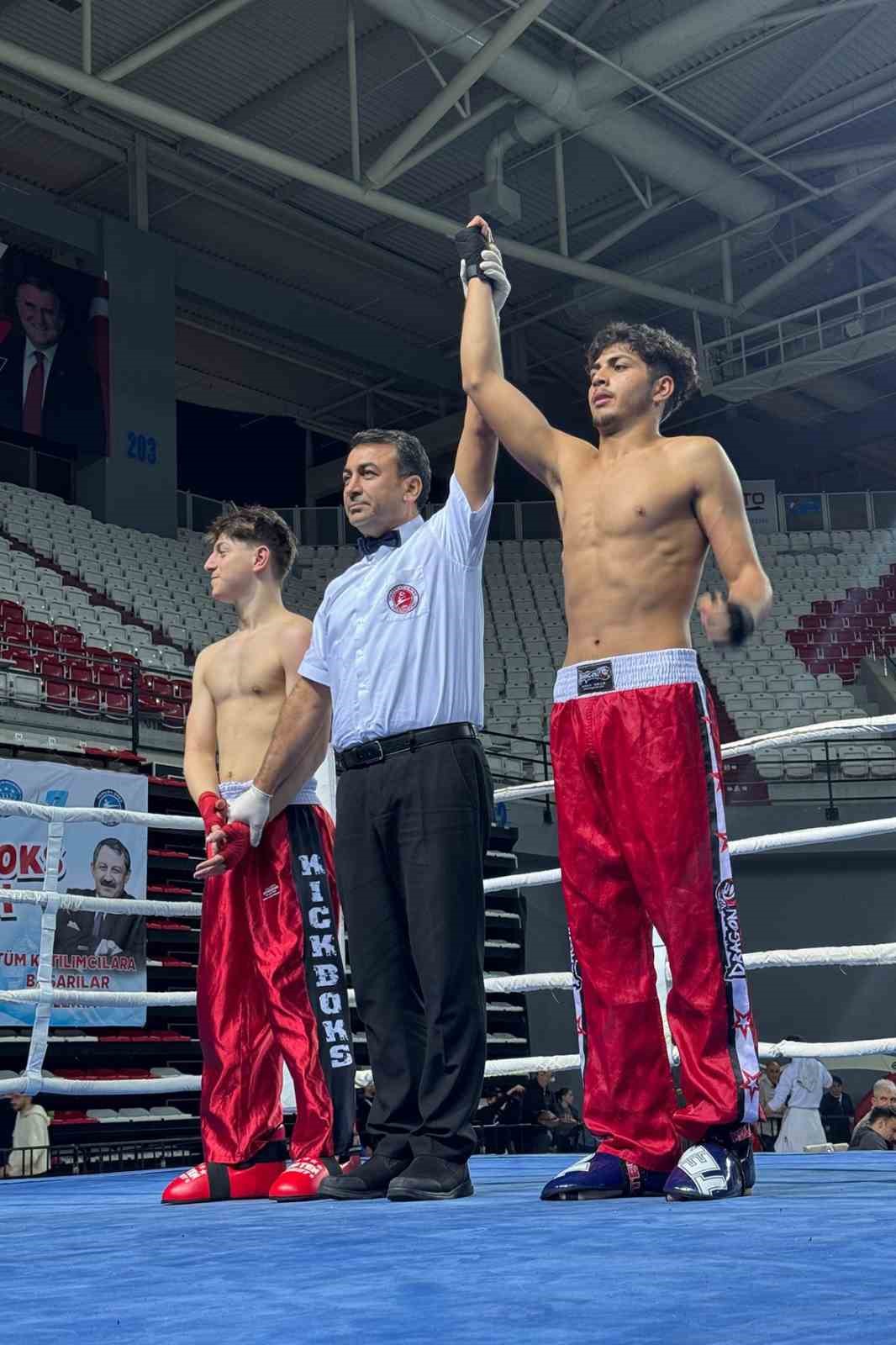 Fethiyeli sporcu Kick Boks&rsquo;ta T&uuml;rkiye &uuml;&ccedil;&uuml;nc&uuml;s&uuml; oldu
