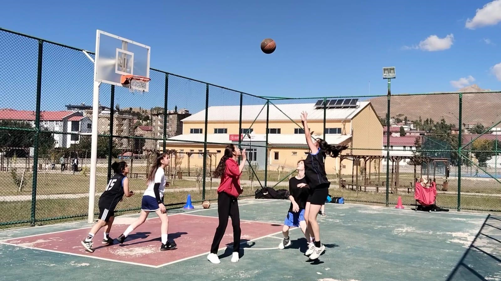 Hakkari&rsquo;de 1416 &ccedil;ocuk basket oynuyor
