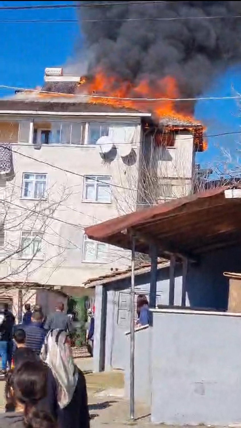 Gebze&rsquo;de bir evde yangın çıktı, mahsur kalanlar var