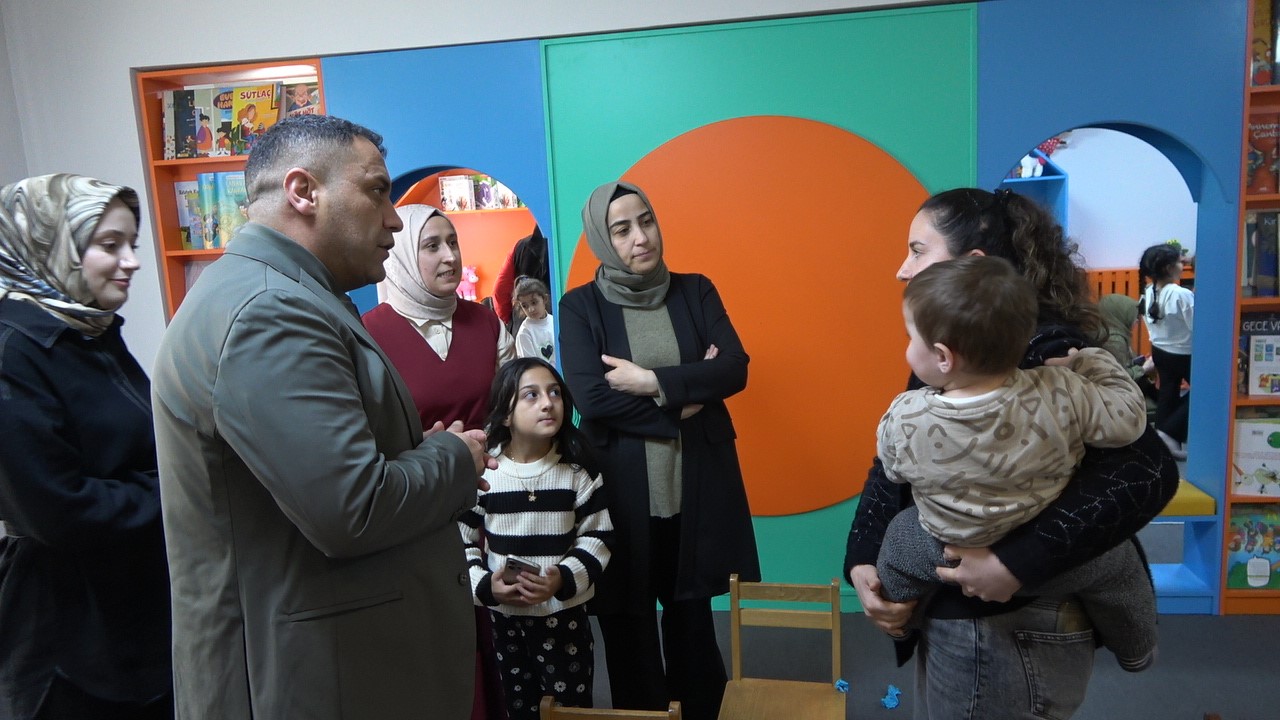 Başkan Ekinci, Bebek Kütüphanesi’nde miniklere masal okudu
