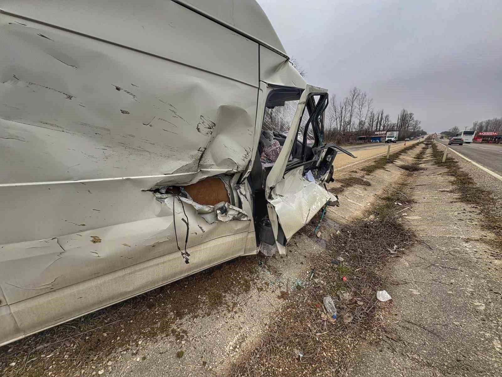 Kastamonu’da minibüsle çarpışan traktör devrildi: 3 yaralı