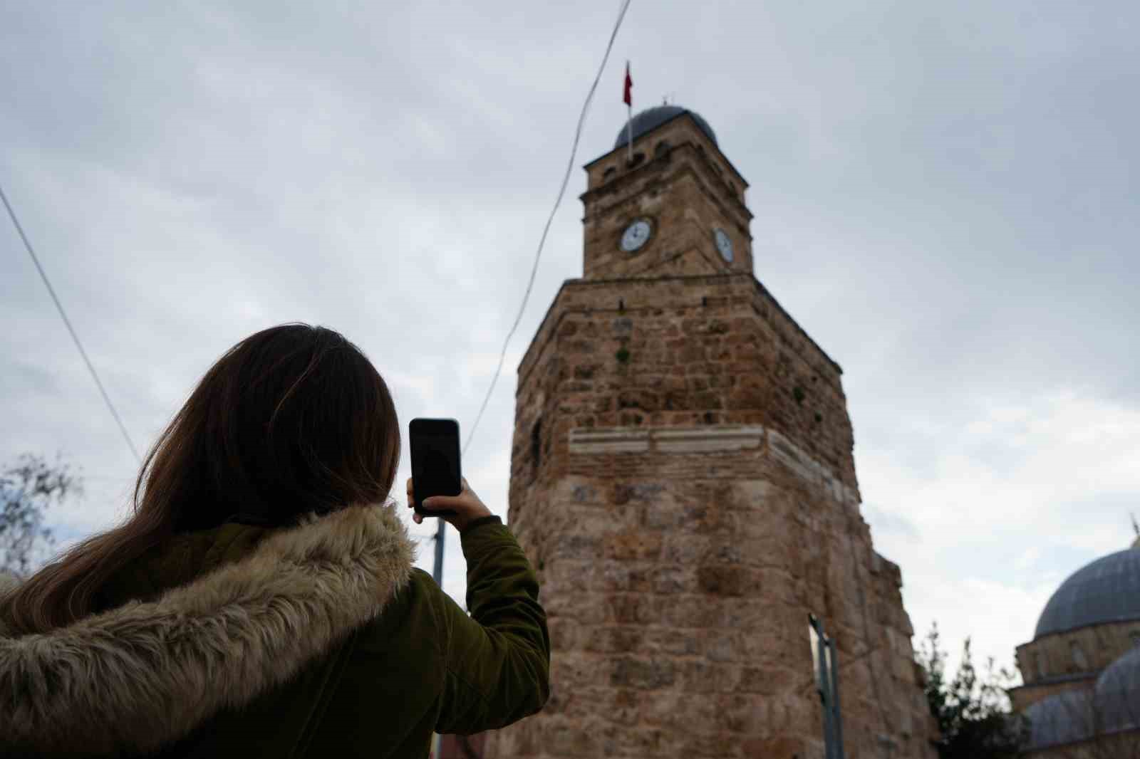 Antalya&rsquo;nın tarihi Saat Kulesi&rsquo;nde zamana meydan okuyamayan saat: &ldquo;Bir tık geriden geliyor&rdquo;
