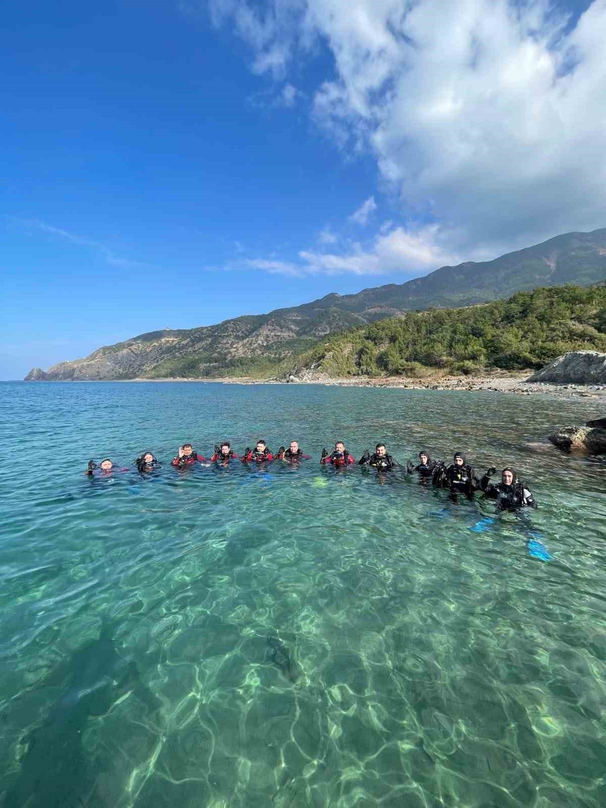 Depremde vefat eden itfaiye amiri i&ccedil;in Akdeniz&rsquo;e daldılar
