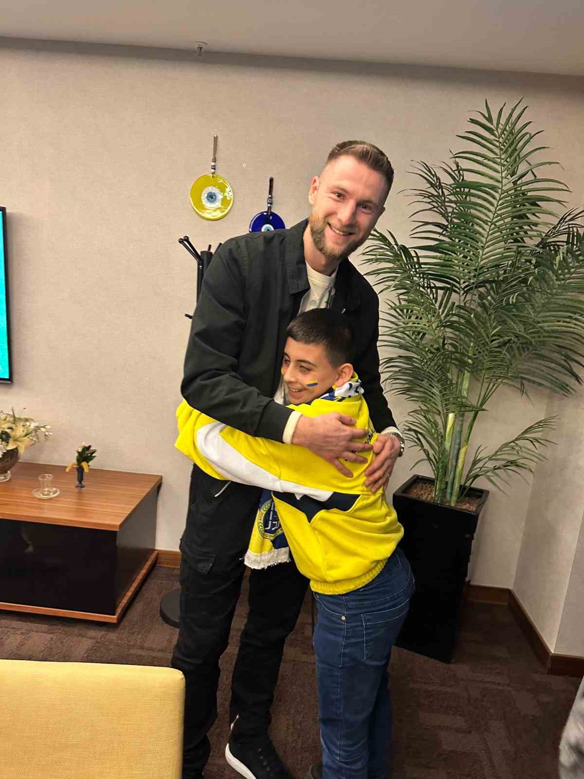 G&ouml;rme engelli Abdullah&rsquo;ın statta ma&ccedil; hayali ger&ccedil;ek oldu
