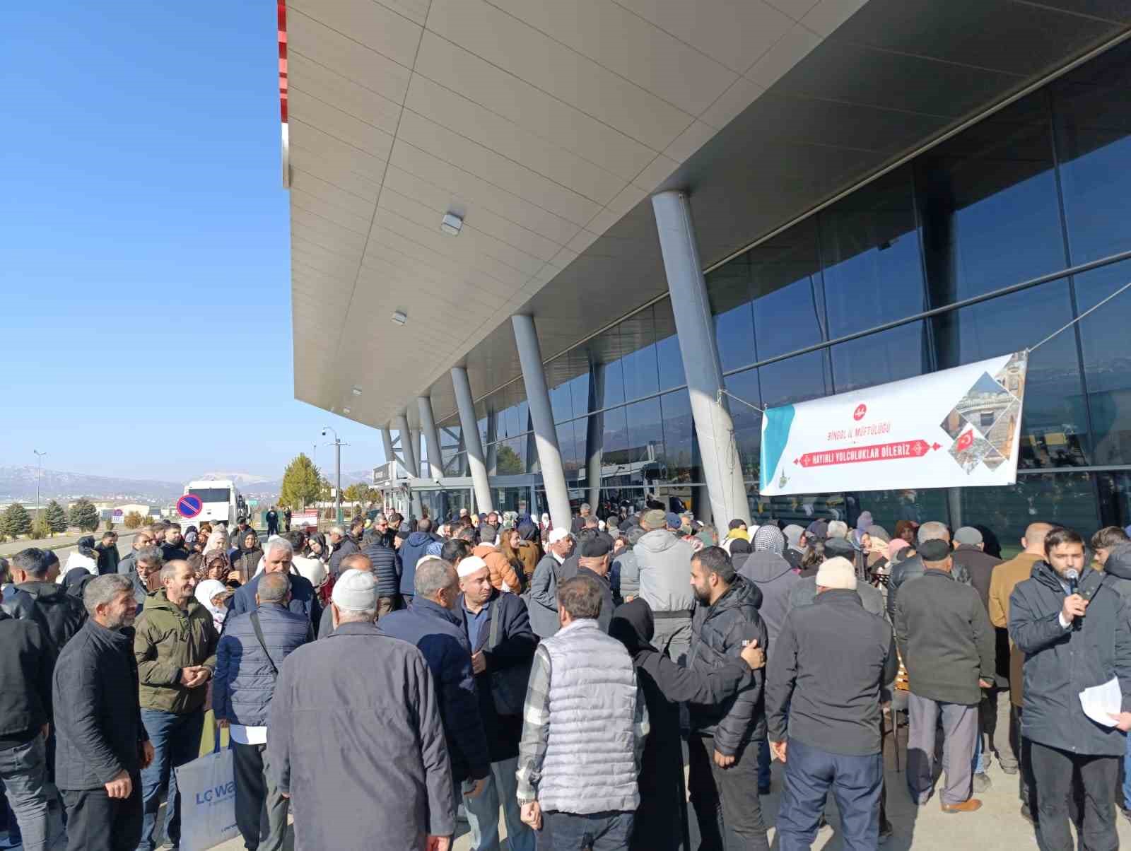 Bing&ouml;l&rsquo;de umre yolcuları uğurlandı
