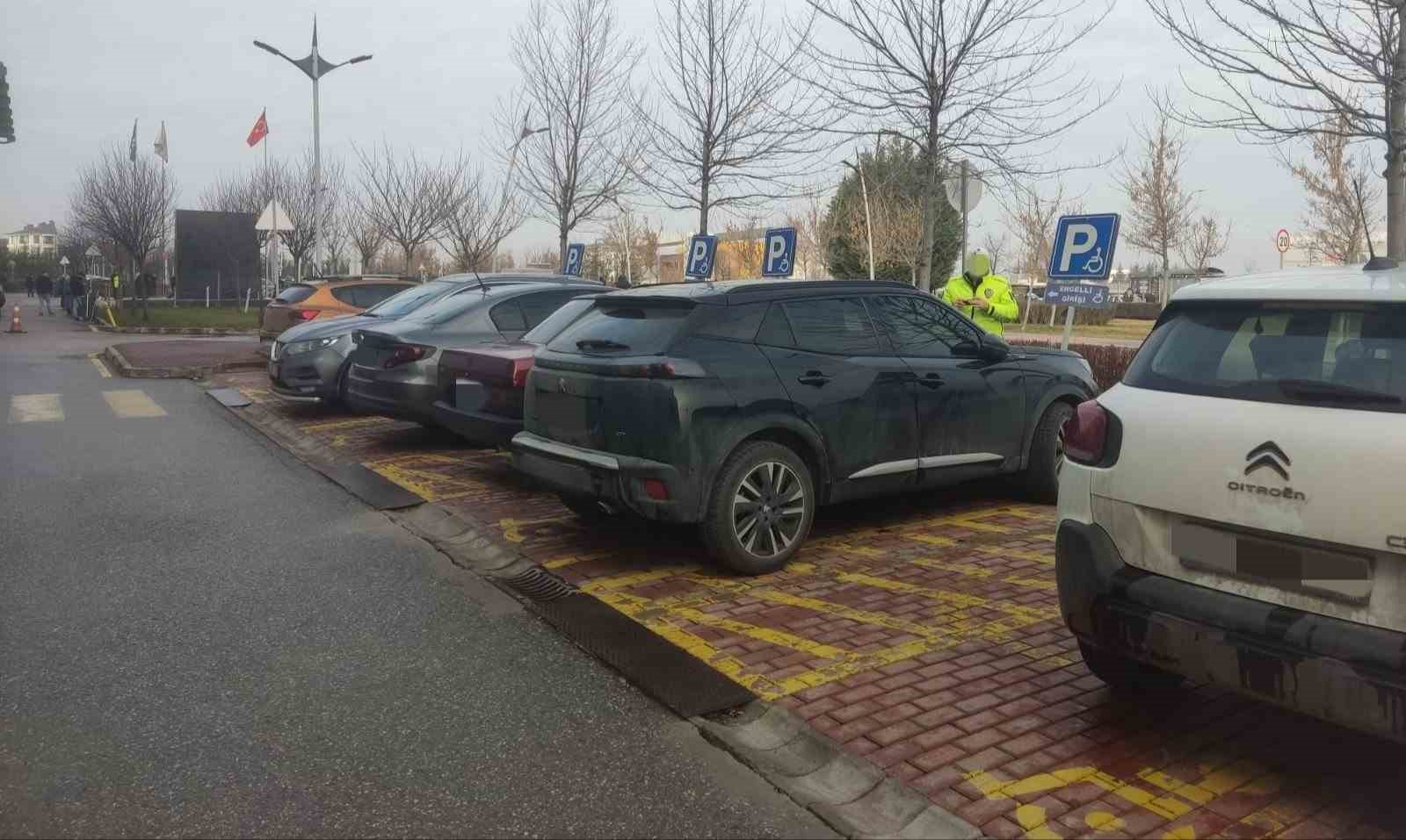 Engelliler i&ccedil;in park yerlerine ve rampalara park eden 24 s&uuml;r&uuml;c&uuml;ye ceza yazıldı

