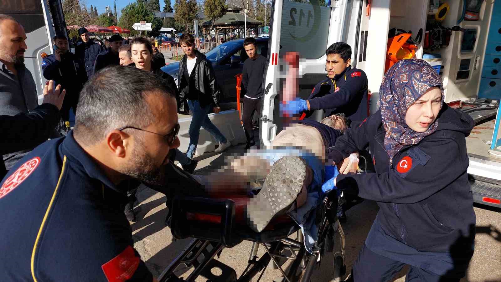 Nakliyat şirketi sahibi baba-oğul silahlı saldırıda ağır yaralandı
