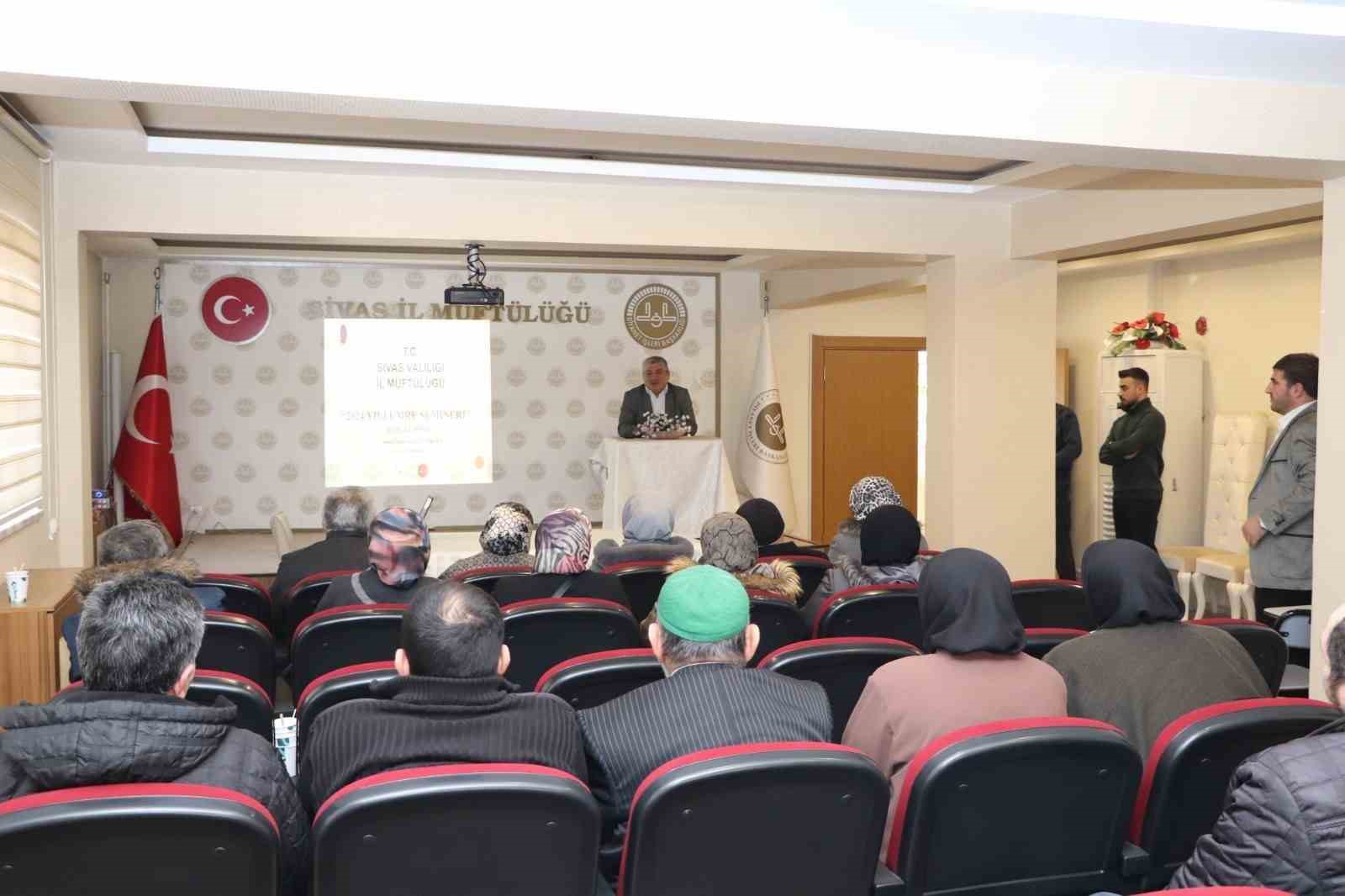Umreye gidecek vatandaşlara eğitim semineri d&uuml;zenlendi
