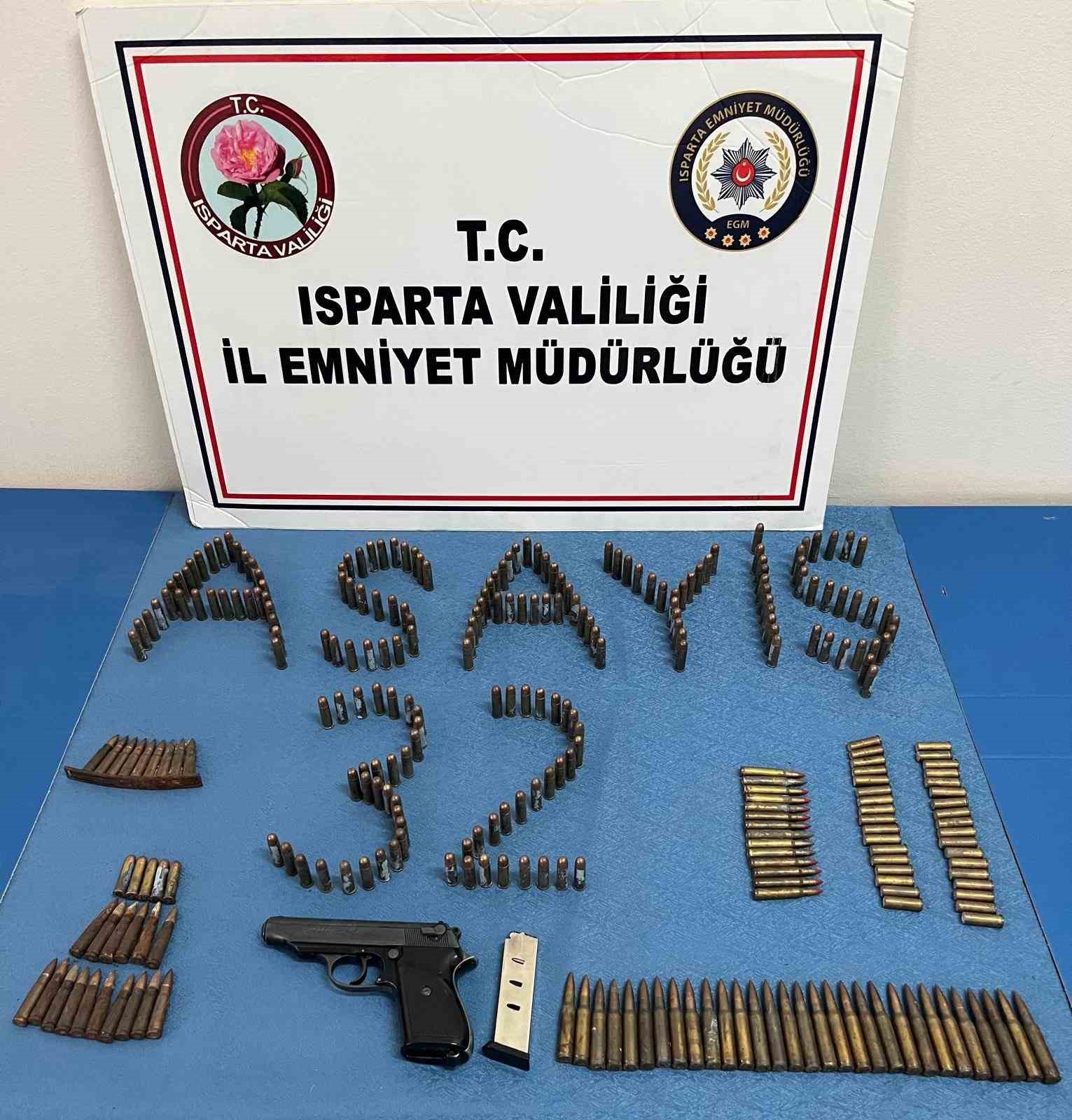 Isparta’da evinde silah ve fişeklerle yakalanan şüpheli tutuklandı