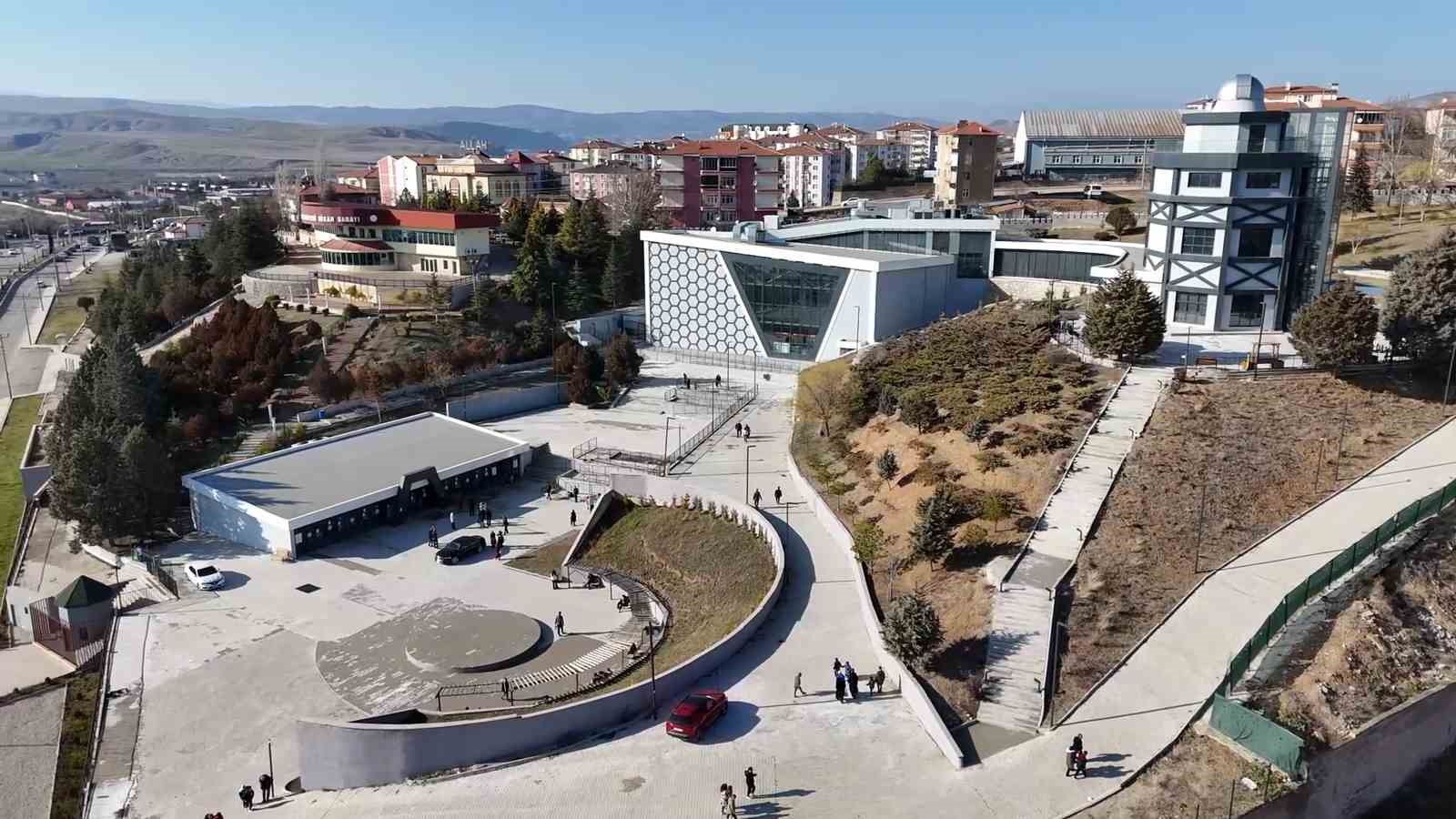 &Ouml;ğrenciler &uuml;cretsiz buz pistine akın etti
